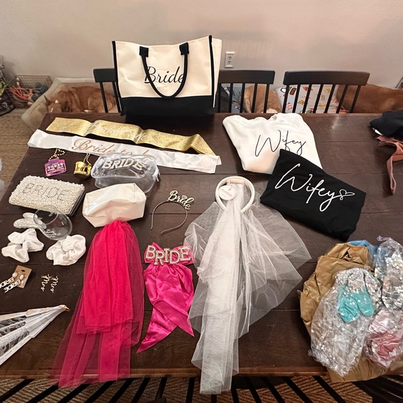 BACHELORETTE accessories lot - Picture 9 of 10